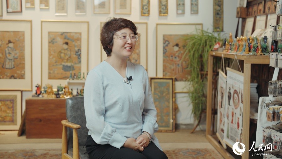 圖為瓷器修復(fù)藝術(shù)家王京。人民網(wǎng)記者 張若涵攝