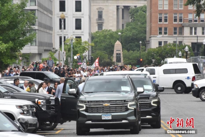 圖為特朗普出庭期間，其車隊(duì)和工作人員在聯(lián)邦法院外等待。<a target='_blank' href='/'><p  align=