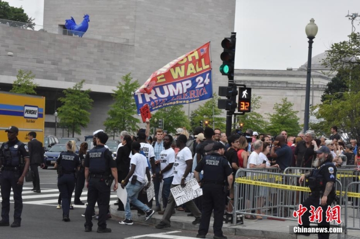 圖為眾多特朗普支持者和反對(duì)者聚集在聯(lián)邦法院周圍。<a target='_blank' href='/'><p  align=