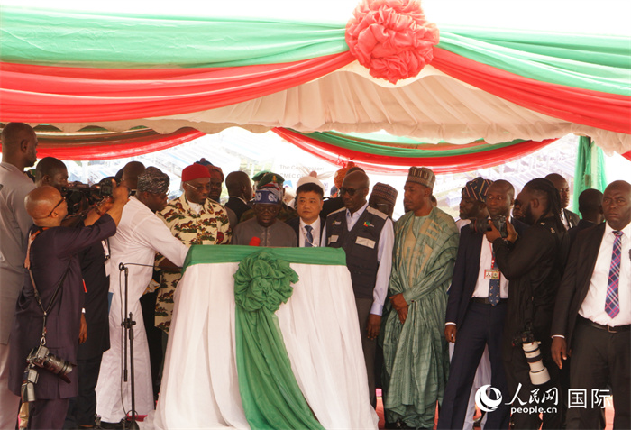 尼日利亞提努布為項(xiàng)目揭牌。人民網(wǎng)記者 姜宣攝