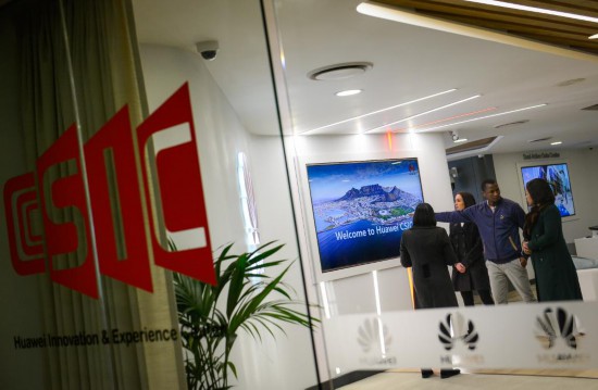 　　2017年7月17日，人們?cè)谖挥谀戏羌s翰內(nèi)斯堡的華為南非信息通信技術(shù)創(chuàng)新體驗(yàn)中心參觀。新華社記者 翟健嵐 攝