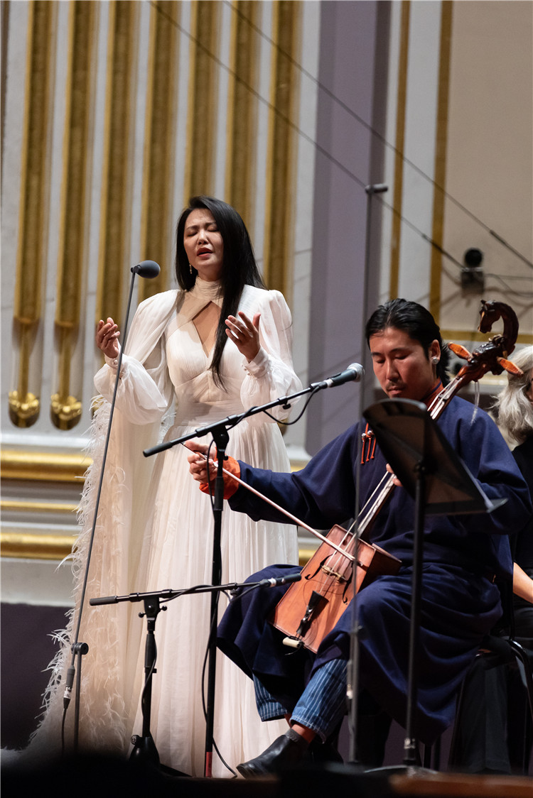 圖片說明： 8月5日，2023愛丁堡國際藝術(shù)節(jié)開幕式音樂會《慈悲頌》的演出現(xiàn)場。藝術(shù)節(jié)組委會供圖