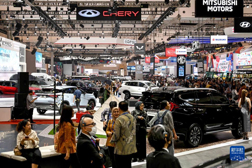 8月10日，在印度尼西亞萬丹省唐格朗的印尼會展中心，人們在2023年印尼國際汽車展上參觀。新華社發(fā)（阿貢攝）