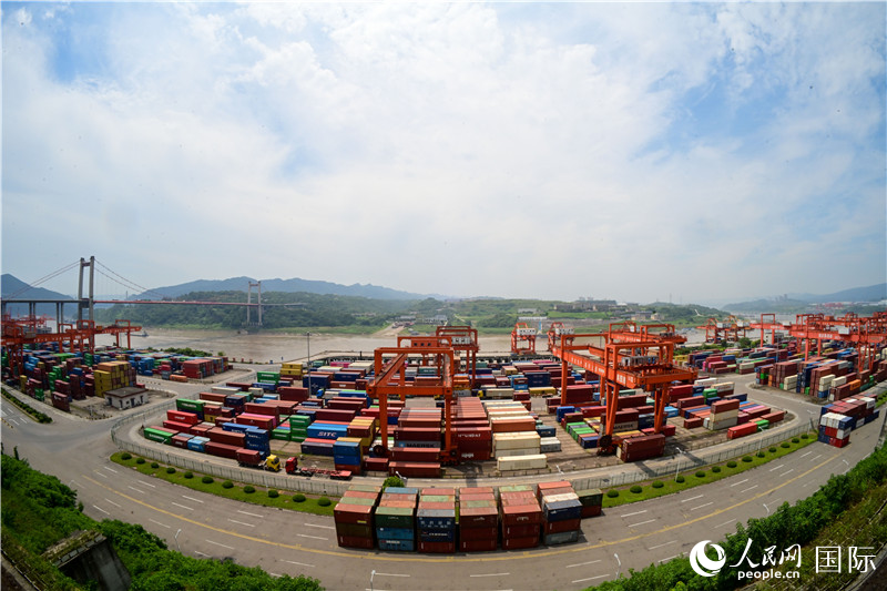 重慶果園港是我國內(nèi)河最大的鐵公水多式聯(lián)運樞紐港，也是西部陸海新通道的重要支點。圖為果園港全貌。人民網(wǎng)記者 苑基榮攝