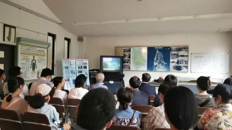 觀看日軍發(fā)動(dòng)毒氣戰(zhàn)的影像資料。中國(guó)駐大阪總領(lǐng)事館供圖