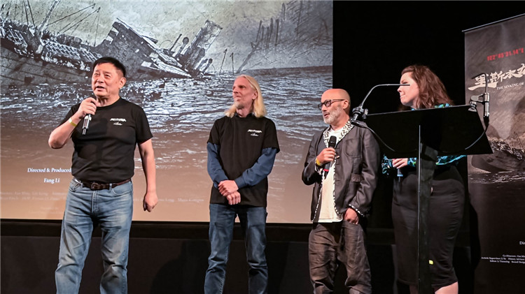 導(dǎo)演方勵(lì)以及團(tuán)隊(duì)成員分享體會(huì)。郭錦標(biāo)攝