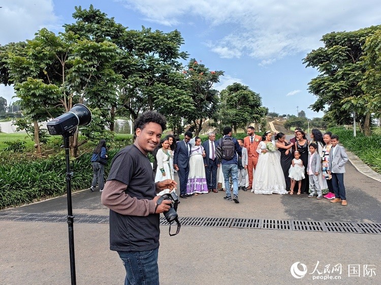 一對新人和親友在亞的斯亞貝巴友誼廣場合影。人民網(wǎng)記者 陳星星攝