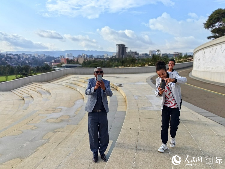 亞的斯亞貝巴友誼廣場的游客與人民網(wǎng)記者互動。人民網(wǎng)記者 陳星星攝