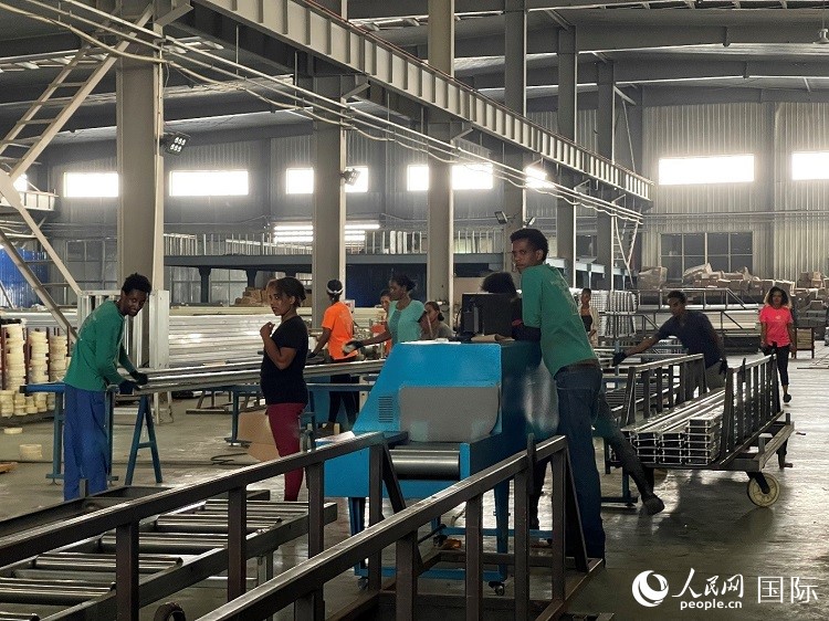 東方工業(yè)園華嘉鋁業(yè)生產(chǎn)車間。人民網(wǎng)記者 趙艷紅攝