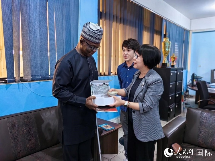 人民網(wǎng)監(jiān)事會主席唐維紅（右一）帶隊訪問尼日利亞通訊社，與該社總裁布克·龐勒（左一）交流。人民網(wǎng)記者 陳星星攝