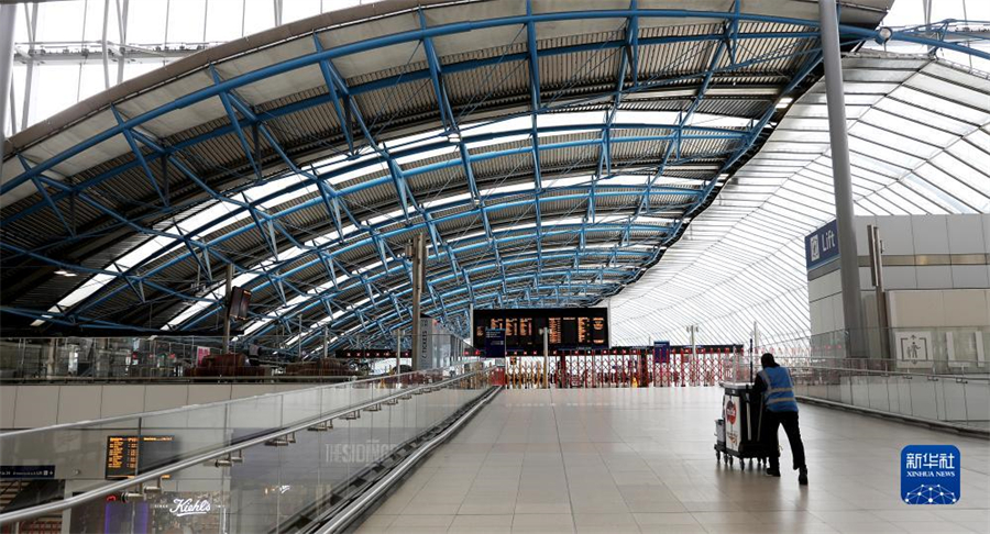 9月1日，一名工作人員在英國倫敦滑鐵盧火車站內(nèi)行走。因在收入、工作條件等方面與鐵路運營企業(yè)存在分歧，英國鐵路員工在9月1日、2日舉行罷工。由于鐵路服務(wù)大幅減少，人們出行面臨不便。新華社記者 李穎 攝