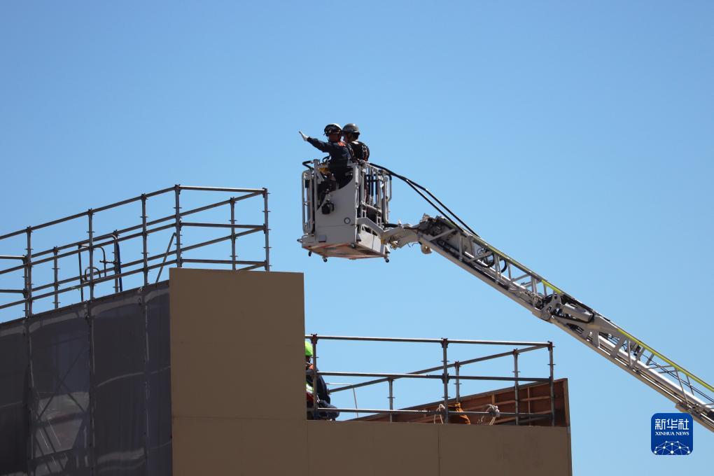 9月1日，在日本神奈川縣相模原市，消防員演練用消防云梯車救下被困高樓的民眾。9月1日是日本防災(zāi)日。當(dāng)天，日本中央政府及多個(gè)都縣市舉行了防災(zāi)演練，以提高大規(guī)模災(zāi)害發(fā)生時(shí)防災(zāi)機(jī)構(gòu)和市民迅速應(yīng)對的能力。新華社記者 楊光 攝