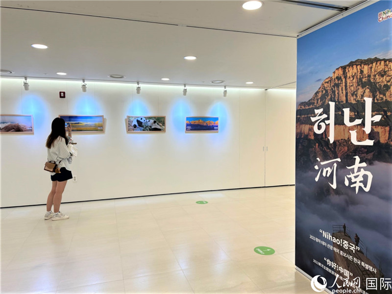 2.民眾參觀“看九曲黃河 聽華夏故事”主題展。人民網(wǎng)記者 馬菲攝