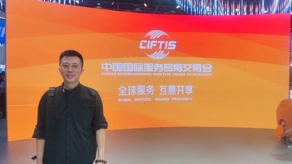 9月2日，梁家僖在國家會(huì)議中心拍照留念。受訪者供圖