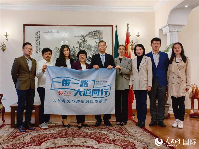 胡長春大使、駐非盟使團(tuán)工作人員與人民網(wǎng)記者合影。