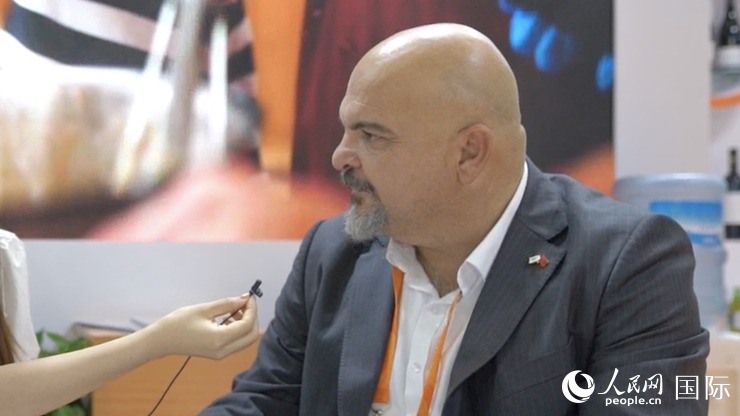 塞浦路斯首席經(jīng)濟(jì)商務(wù)參贊歐陽路接受記者采訪。人民網(wǎng) 王禹蘅攝