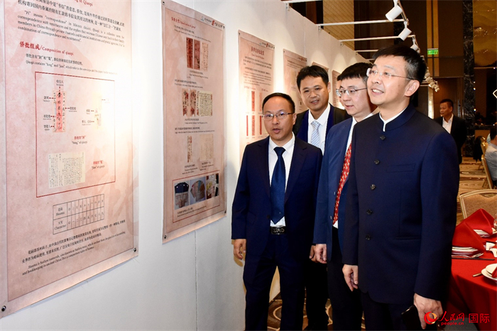 中國駐菲律賓大使館臨時代辦周志勇參觀“跨山越海兩地情”菲律賓主題僑批展。人民網記者 樊帆攝