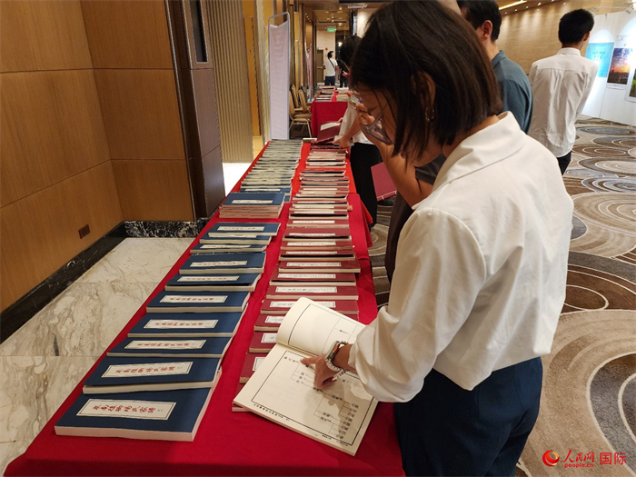 現場嘉賓參觀“根脈尋蹤”泉州百個家族移民菲律賓族譜展。人民網記者 樊帆攝