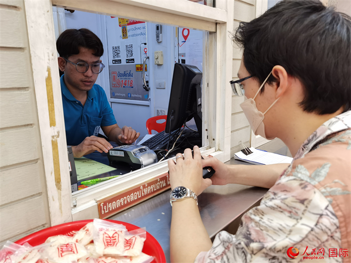 市民在活動現(xiàn)場捐贈善款。人民網(wǎng)記者 白元琪攝