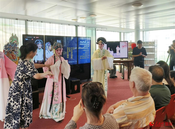 戲迷在昆曲雅集及教學(xué)工作坊活動(dòng)現(xiàn)場(chǎng)體驗(yàn)昆曲藝術(shù)。人民網(wǎng)記者 尚凱元攝