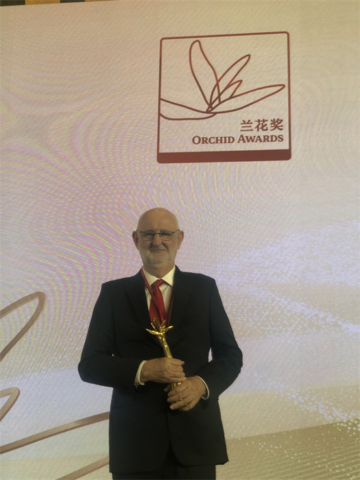 保利諾教授在頒獎典禮現(xiàn)場。 巴西圣保羅州立大學孔子學院供圖。