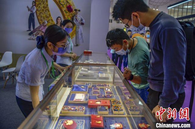 資料圖：民眾選購金飾品。駱云飛 攝