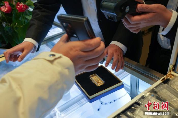 資料圖：顧客在現(xiàn)場掃碼購買冰雪競技金條。 <a target='_blank' href='/'><p  align=