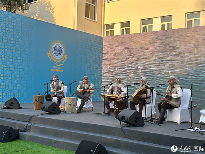 哈薩克斯坦著名音樂組合“圖蘭”樂隊演奏民族音樂。人民網(wǎng) 阿爾達(dá)克攝