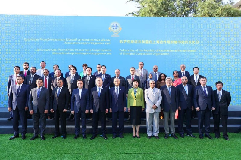 活動現(xiàn)場來賓合影留念。主辦方供圖