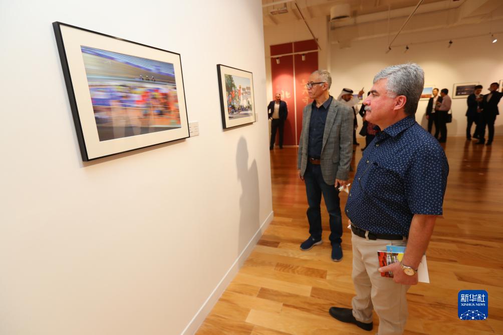 9月18日，人們?cè)诳ㄋ柖喙⒂^“你好，北京”攝影展。新華社記者隋先凱攝