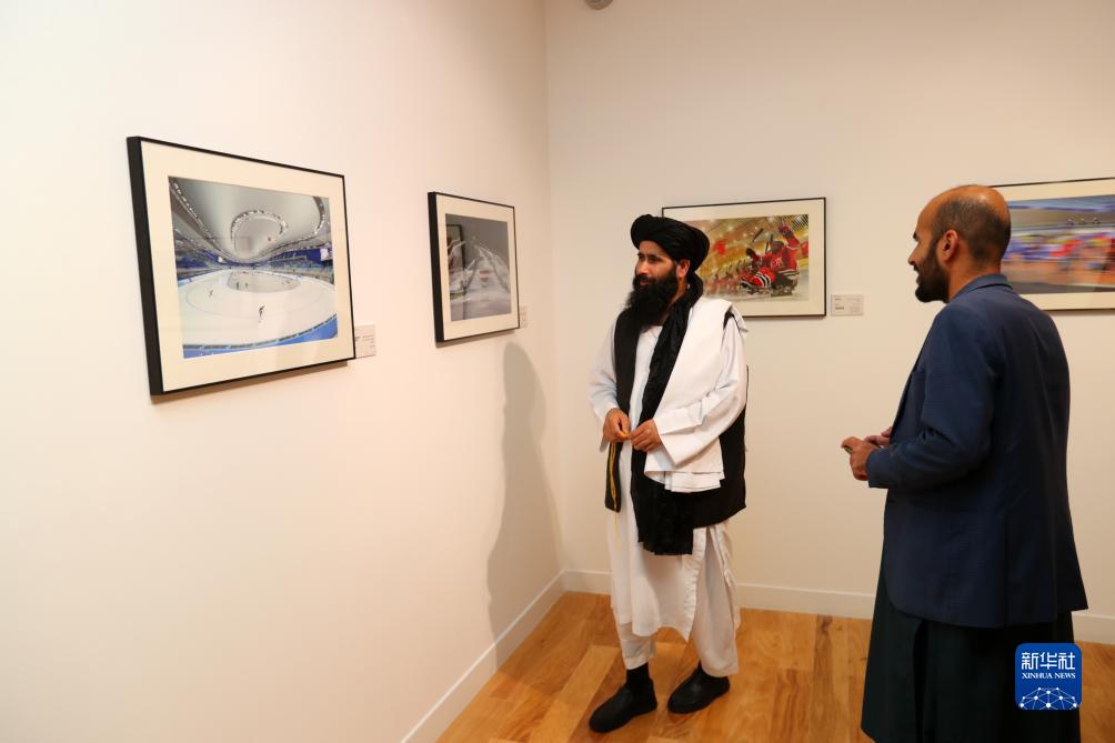 9月18日，人們?cè)诳ㄋ柖喙⒂^“你好，北京”攝影展。新華社記者隋先凱攝