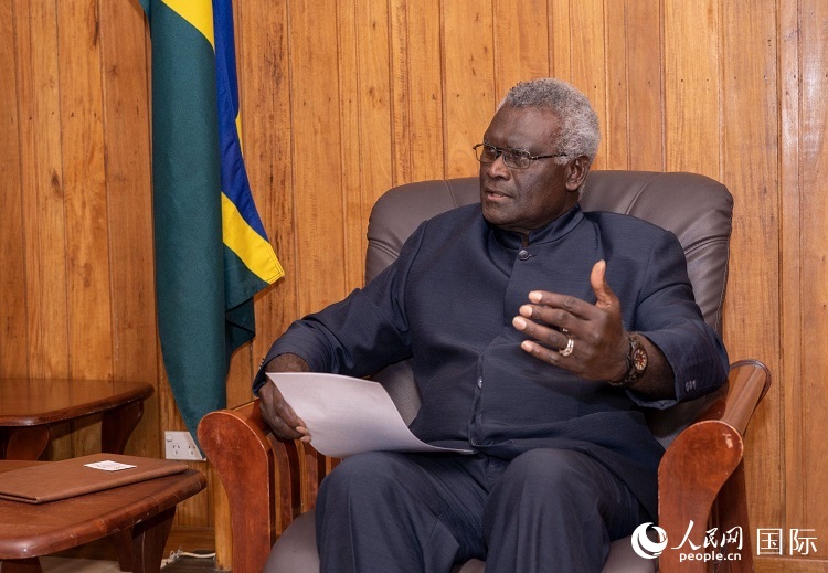 2023年9月14日，所羅門群島總理梅納西·索加瓦雷在首都霍尼亞拉接受人民網(wǎng)記者專訪。（人民網(wǎng) 賀吉攝影 ）