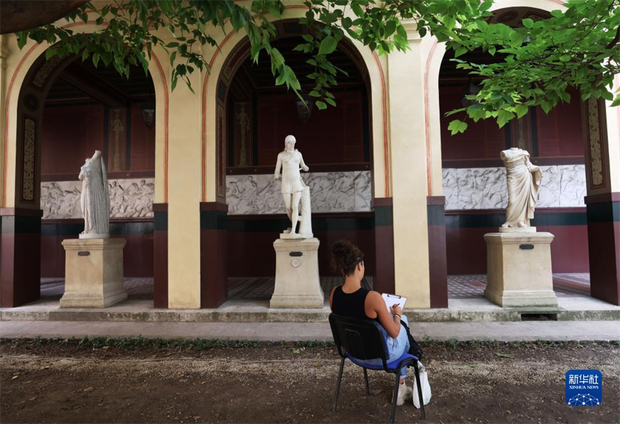 9月17日，在法國(guó)巴黎國(guó)立高等美術(shù)學(xué)院舉行的歐洲遺產(chǎn)日活動(dòng)上，參觀者參與繪畫創(chuàng)作和體驗(yàn)。新華社記者 高靜 攝