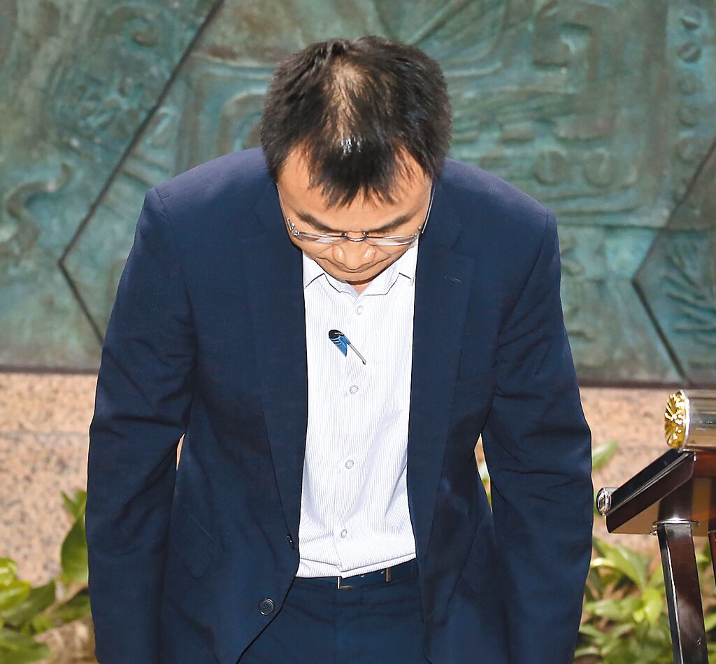 臺(tái)農(nóng)業(yè)部門負(fù)責(zé)人陳吉仲19日傍晚舉行記者會(huì)說明項(xiàng)目進(jìn)口雞蛋議題，當(dāng)日晚間8點(diǎn)在臉書上宣布辭職。 圖片來源：臺(tái)灣“中時(shí)新聞網(wǎng)”