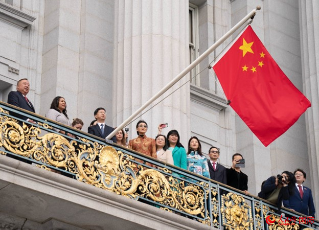 當(dāng)?shù)貢r(shí)間9月29日，中國(guó)駐舊金山總領(lǐng)事張建敏與舊金山市長(zhǎng)倫敦·布理德一起在舊金山市政廳陽(yáng)臺(tái)升起中國(guó)國(guó)旗，慶祝中華人民共和國(guó)成立74周年。人民網(wǎng)記者 鄧圩攝