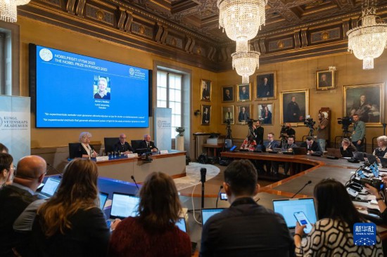 這是10月3日在瑞典斯德哥爾摩拍攝的2023年諾貝爾物理學獎公布現(xiàn)場。新華社發(fā)（魏學超攝）