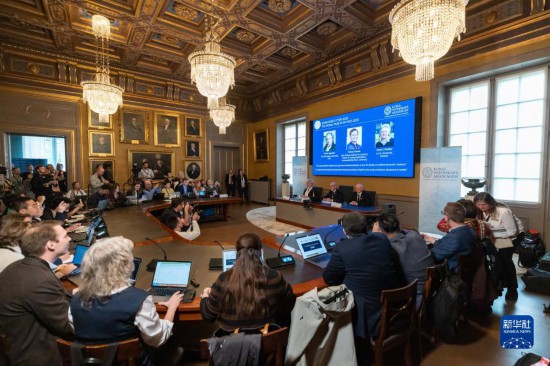 這是10月3日在瑞典斯德哥爾摩拍攝的2023年諾貝爾物理學獎公布現(xiàn)場。新華社發(fā)（魏學超攝）