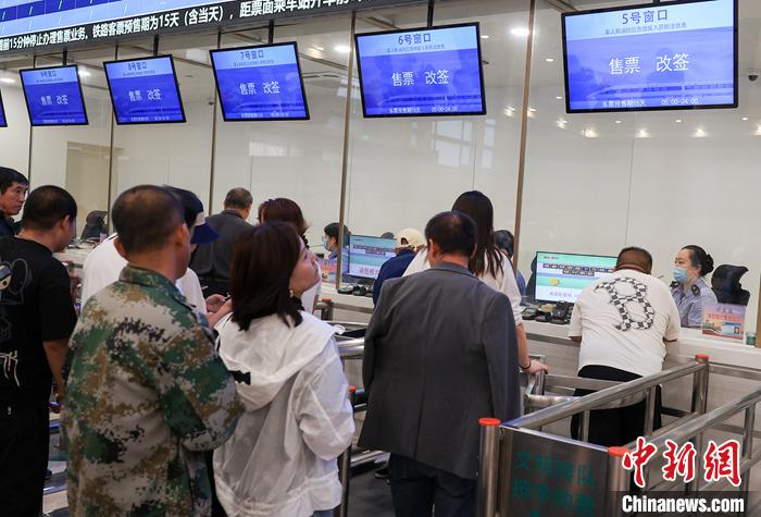 9月21日，旅客在北京站售票大廳內(nèi)購買火車票。當(dāng)日，鐵路部門開始發(fā)售10月5日火車票。國鐵集團發(fā)布數(shù)據(jù)顯示，9月13日至20日已發(fā)售火車票1.5億張。鐵路部門將在9月27日至10月1日、10月4日至7日增開200列夜間高鐵，車票已陸續(xù)開始發(fā)售，盡最大努力滿足旅客出行需求。 <a target='_blank' href='/'><p  align=