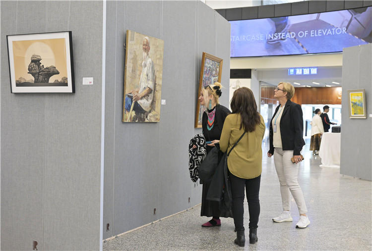 各國外交官在在欣賞中國藝術(shù)家作品。中國常駐維也納代表團(tuán)供圖