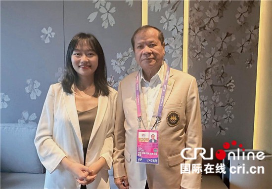 　　△柬埔寨國家奧委會主席、柬埔寨亞運代表團團長唐坤（右）接受記者采訪