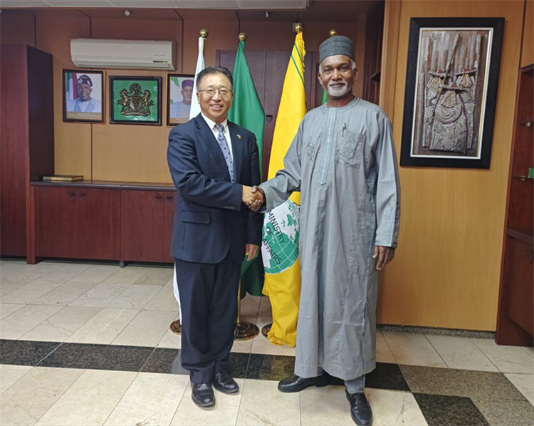 駐尼日利亞大使崔建春（左）會見尼外長圖加爾。駐尼使館供圖