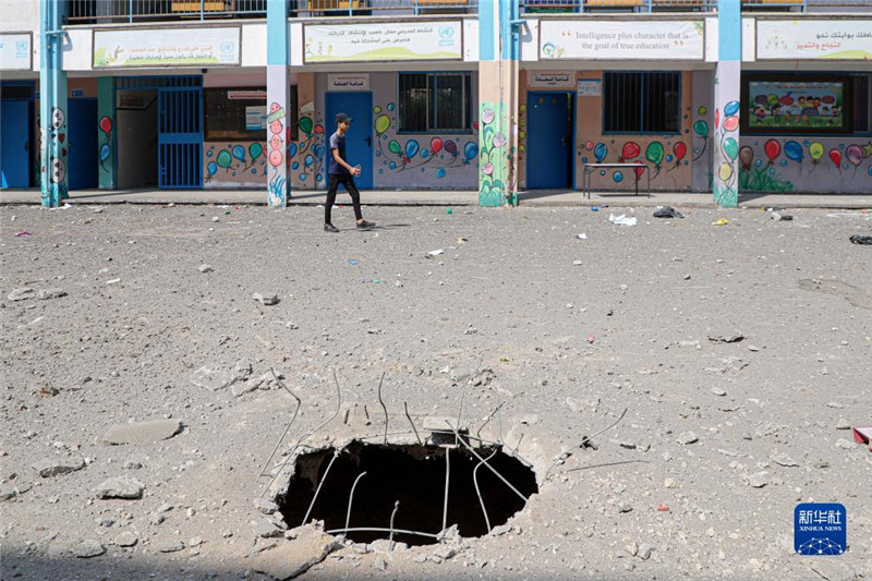 這是10月8日在加沙城一所學校拍攝的以色列空襲對地面造成的破壞。新華社發(fā)（里澤克·阿卜杜勒賈瓦德攝）