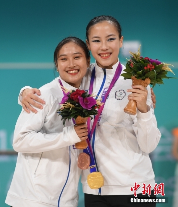 10月7日，杭州第19屆亞運(yùn)會(huì)輪滑項(xiàng)目女子花樣輪滑單人滑長(zhǎng)節(jié)目決賽在錢塘輪滑中心舉行。結(jié)合短節(jié)目決賽成績(jī)，中國(guó)臺(tái)北選手洪筱晴(左)以94.38分的總成績(jī)奪得女子花樣輪滑單人滑冠軍，中國(guó)臺(tái)北選手張致如(右)獲得季軍。<a target='_blank' href='/'><p  align=