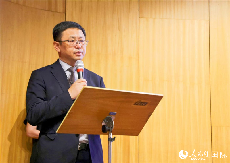 中國駐里約熱內(nèi)盧總領(lǐng)事館商務(wù)參贊徐元?jiǎng)侔l(fā)表致辭。人民網(wǎng)記者 陳海琪攝