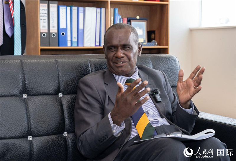 2023年9月13日，所羅門群島外交部長杰里邁亞·馬內(nèi)萊在首都霍尼亞拉接受人民網(wǎng)記者專訪。人民網(wǎng) 賀吉攝