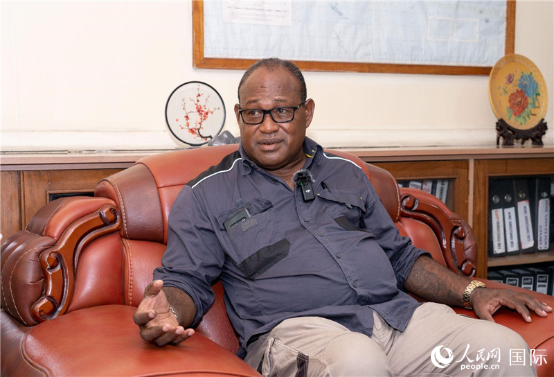 2023年9月13日，所羅門群島副總理兼基礎(chǔ)設(shè)施和發(fā)展部長梅納西·梅蘭加在首都霍尼亞拉接受人民網(wǎng)記者專訪。人民網(wǎng) 賀吉攝