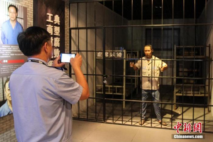 資料圖：2015年10月，海南省公安廳組織黨員干部前往反腐倡廉警示教育基地參觀受教。洪堅(jiān)鵬 攝