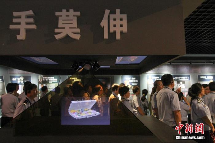 資料圖：2015年10月，海南省公安廳組織黨員干部前往反腐倡廉警示教育基地參觀受教。洪堅(jiān)鵬 攝