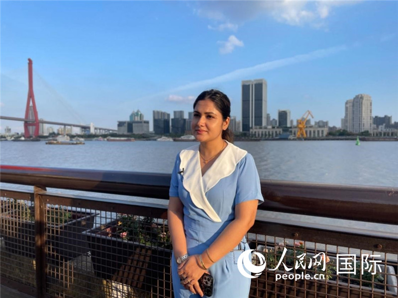 孟加拉國Channel24電視頻道主持人伊斯拉特·阿敏在上海市楊浦濱江接受采訪。 人民網(wǎng)記者 張榮攝
