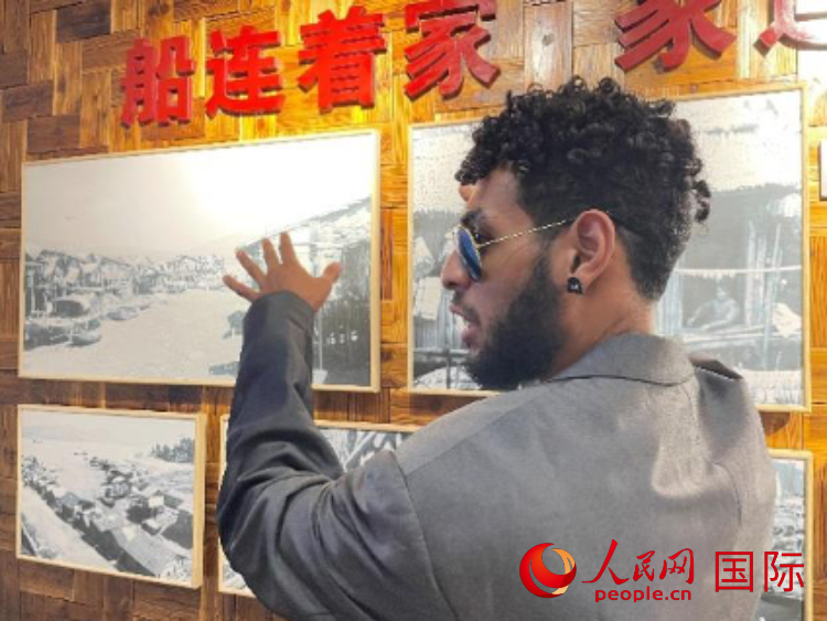 巴布亞新幾內亞乒乓球國家隊隊員羅伊在福建省寧德市下歧村參觀。人民網記者 張榮攝